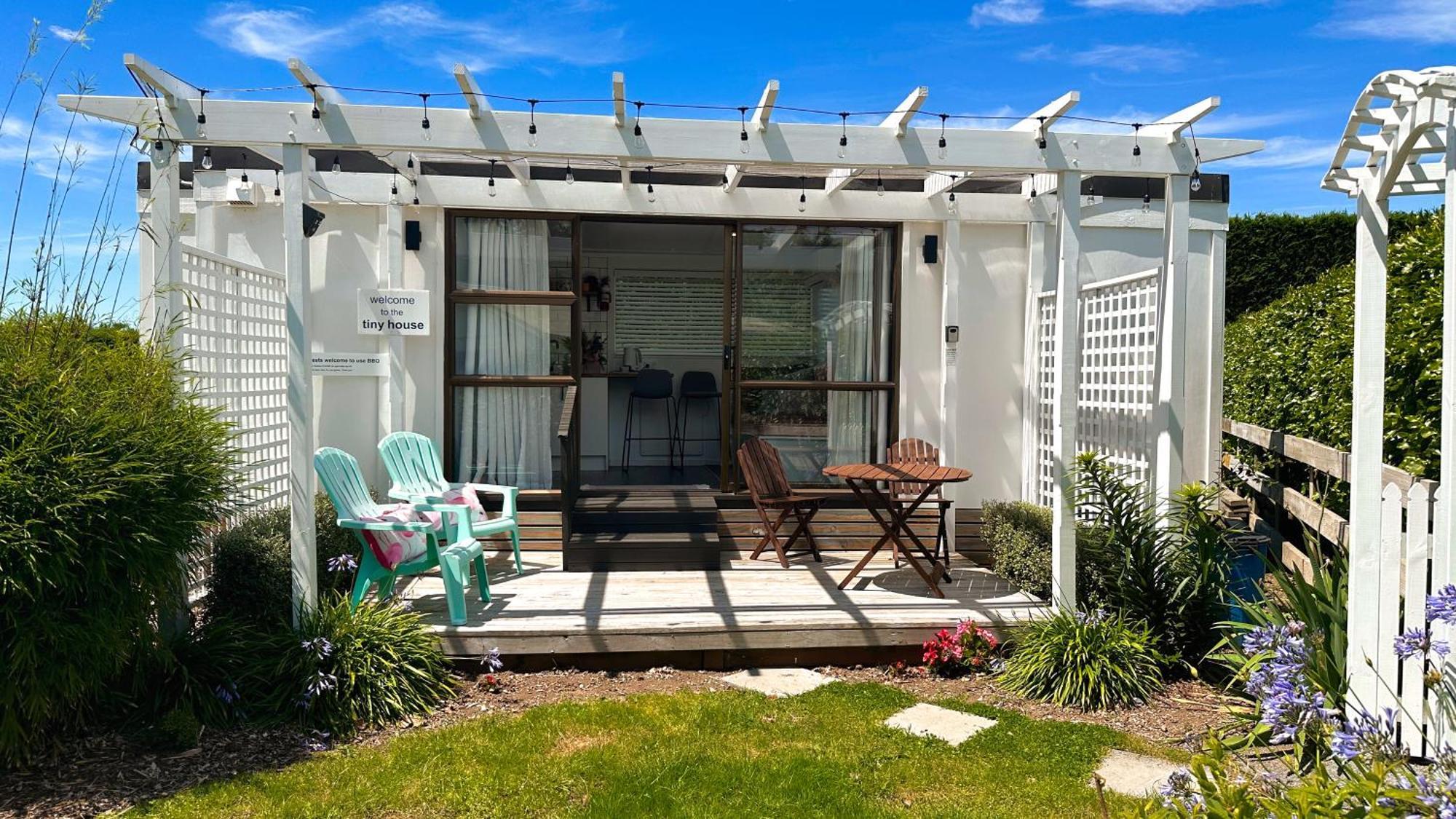 Villa Rustling Oaks Nz Tropical Tiny House Tamahere Exterior foto